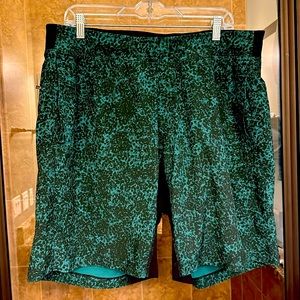 Men’s lulu lemon shorts with liner-T.H.E. XXL